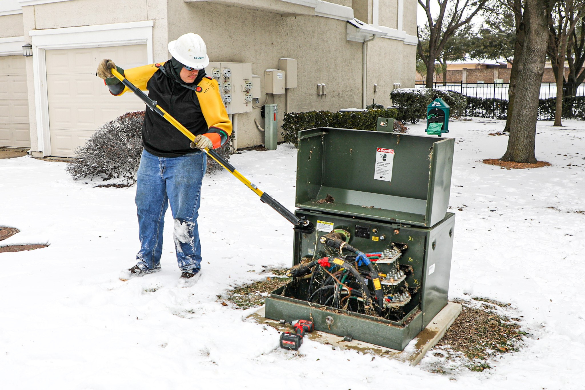 CoServ Crews Working Through Bitter Cold To Restore Electricity Gas CoServ Crews Working Through Bitter Cold To Restore Electricity Gas